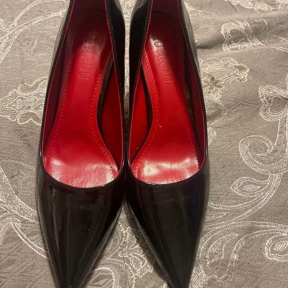 Black shoe with a red bottom - Picture 1 of 4